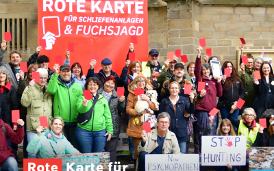 Viele Menschen zeigen die rote Karte